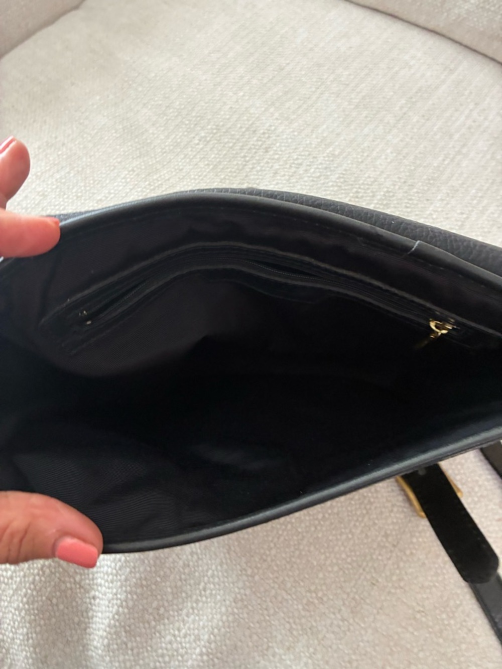 Vintage Bally EUC Crossbody
Purse Black Pebbled Leather
Brass Hardware - Picture 12 of 16
